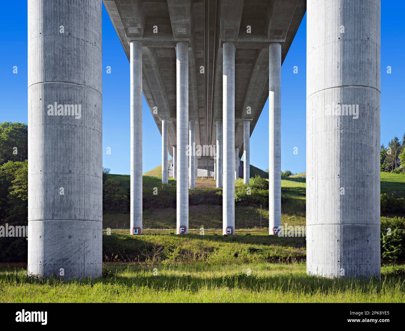 Säulen unter der Autobahnbrücke, Limburg an der Lahn, Hessen, Deutschland Stockfoto