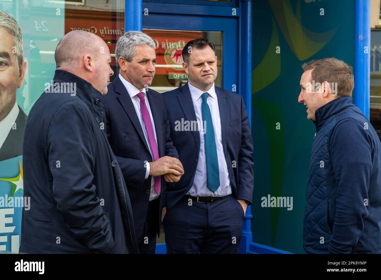 Bandon, West Cork, Irland. 6. April 2023. Neale Richmond TD, Staatsministerin im Ministerium für Unternehmen, Handel und Beschäftigung mit besonderer Zuständigkeit für Beschäftigung und Einzelhandel sowie Sozialschutz, besuchte heute West Cork. Er wurde von FG Senator Tim Lombard in Bandon empfangen und sprach mit den Einwohnern und den Geschäftseigentümern. Kredit: AG News/Alamy Live News Stockfoto
