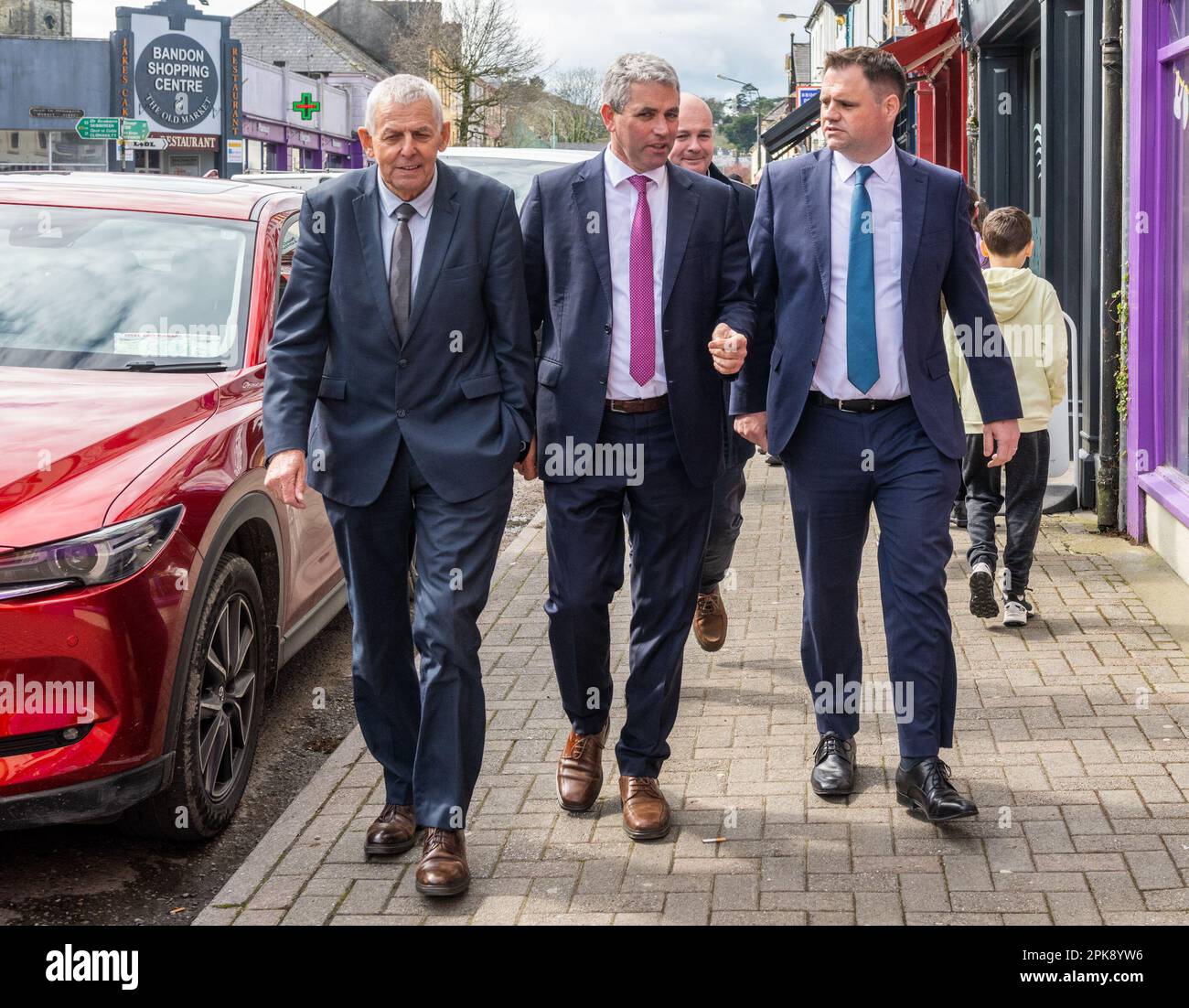Bandon, West Cork, Irland. 6. April 2023. Neale Richmond TD, Staatsministerin im Ministerium für Unternehmen, Handel und Beschäftigung mit besonderer Zuständigkeit für Beschäftigung und Einzelhandel sowie Sozialschutz, besuchte heute West Cork. Er wurde von FG Senator Tim Lombard in Bandon empfangen und sprach mit den Einwohnern und den Geschäftseigentümern. Kredit: AG News/Alamy Live News Stockfoto