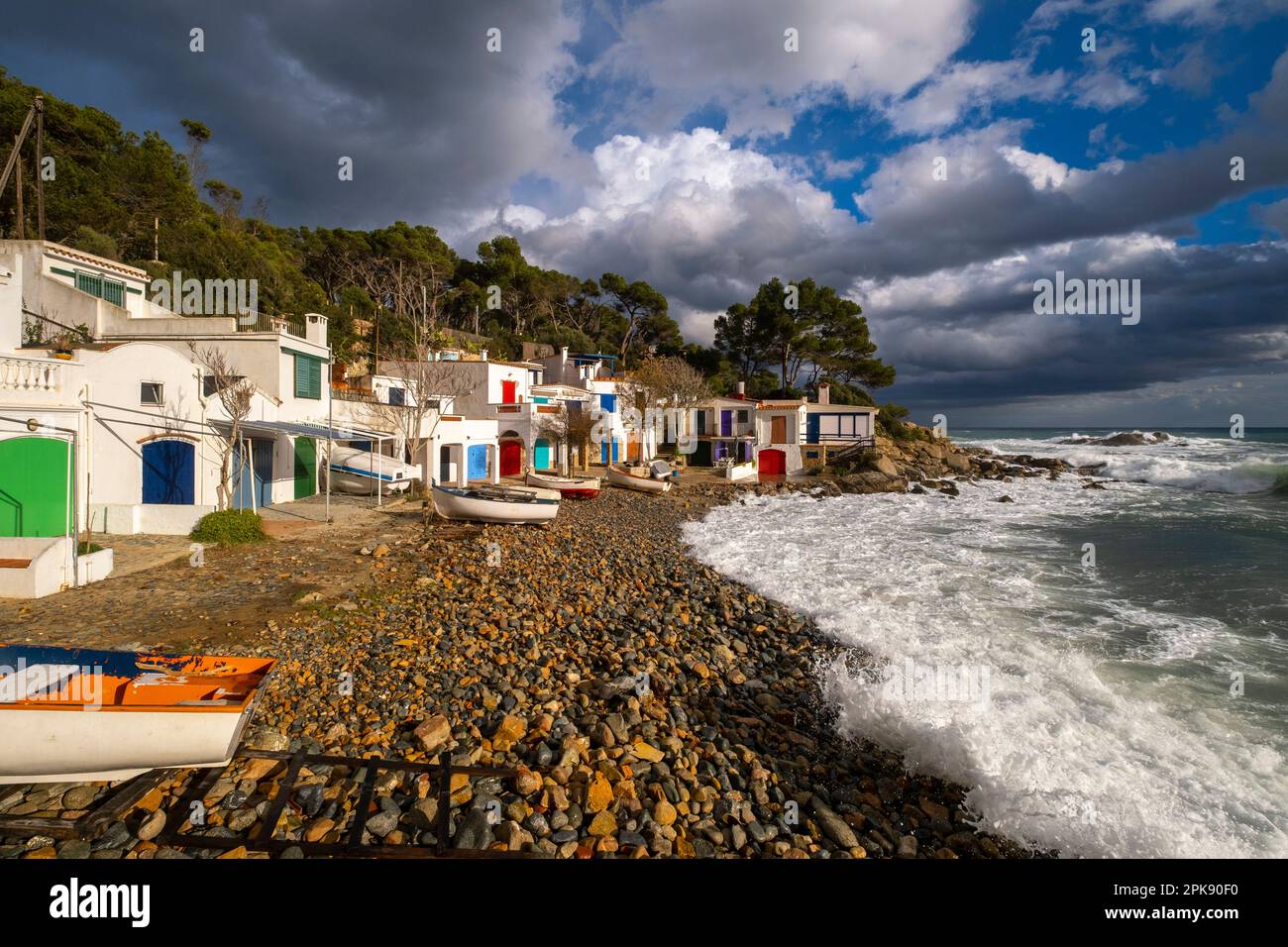 Mediterrane Landschaft an der Costa Brava im Fischerdorf Cala S'Alguer an der Küste der Provinz Gerona in Katalonien, Spanien Stockfoto