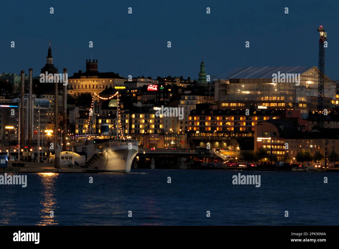 Stadtbild bei Nacht im Hafen in der Hauptstadt Schwedens - Schiffsrundfahrt nach Stockholm Stockfoto