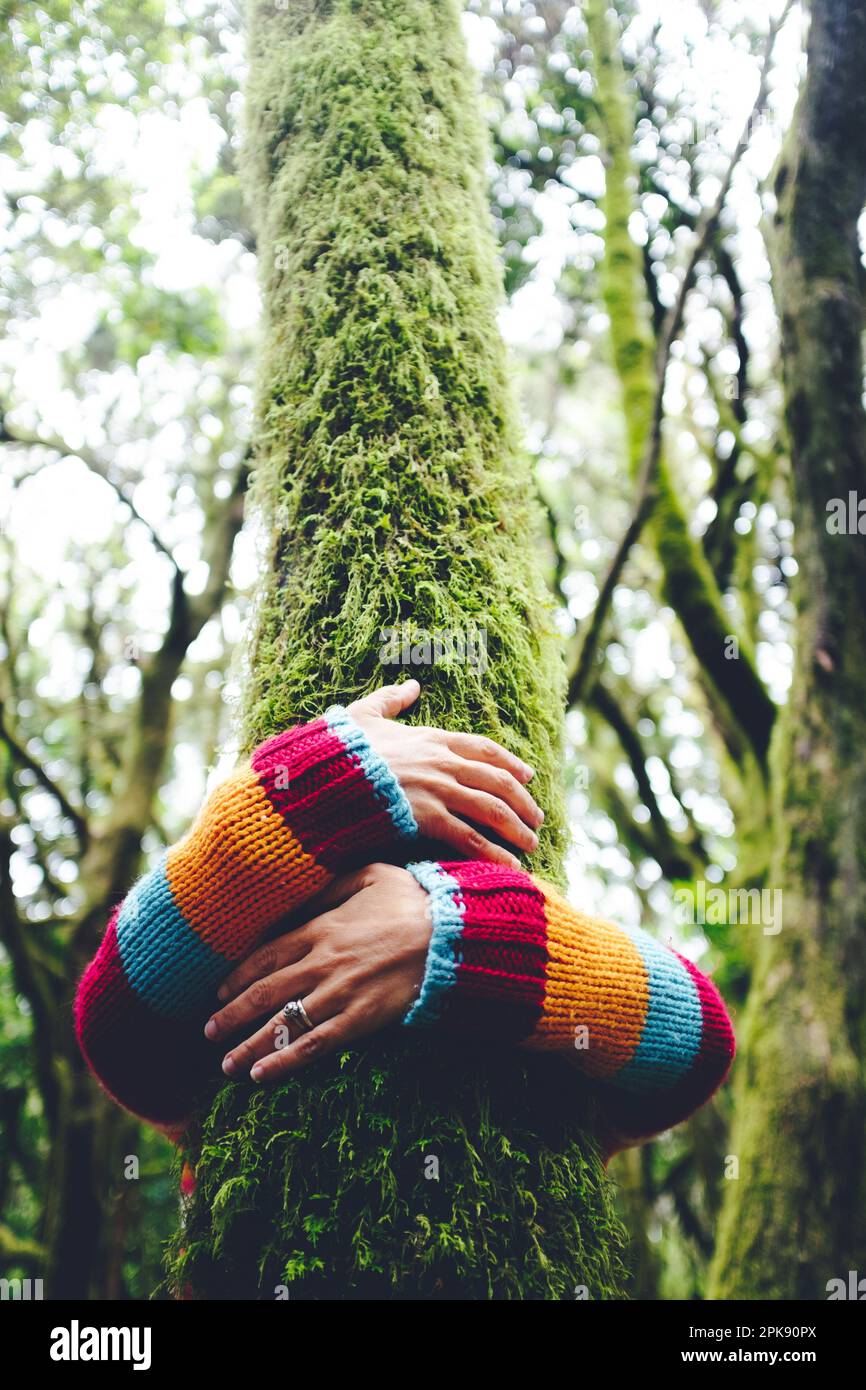 Frau, Detail, Baum, Umarmung, Kofferraum, Moos, überwuchert Stockfoto