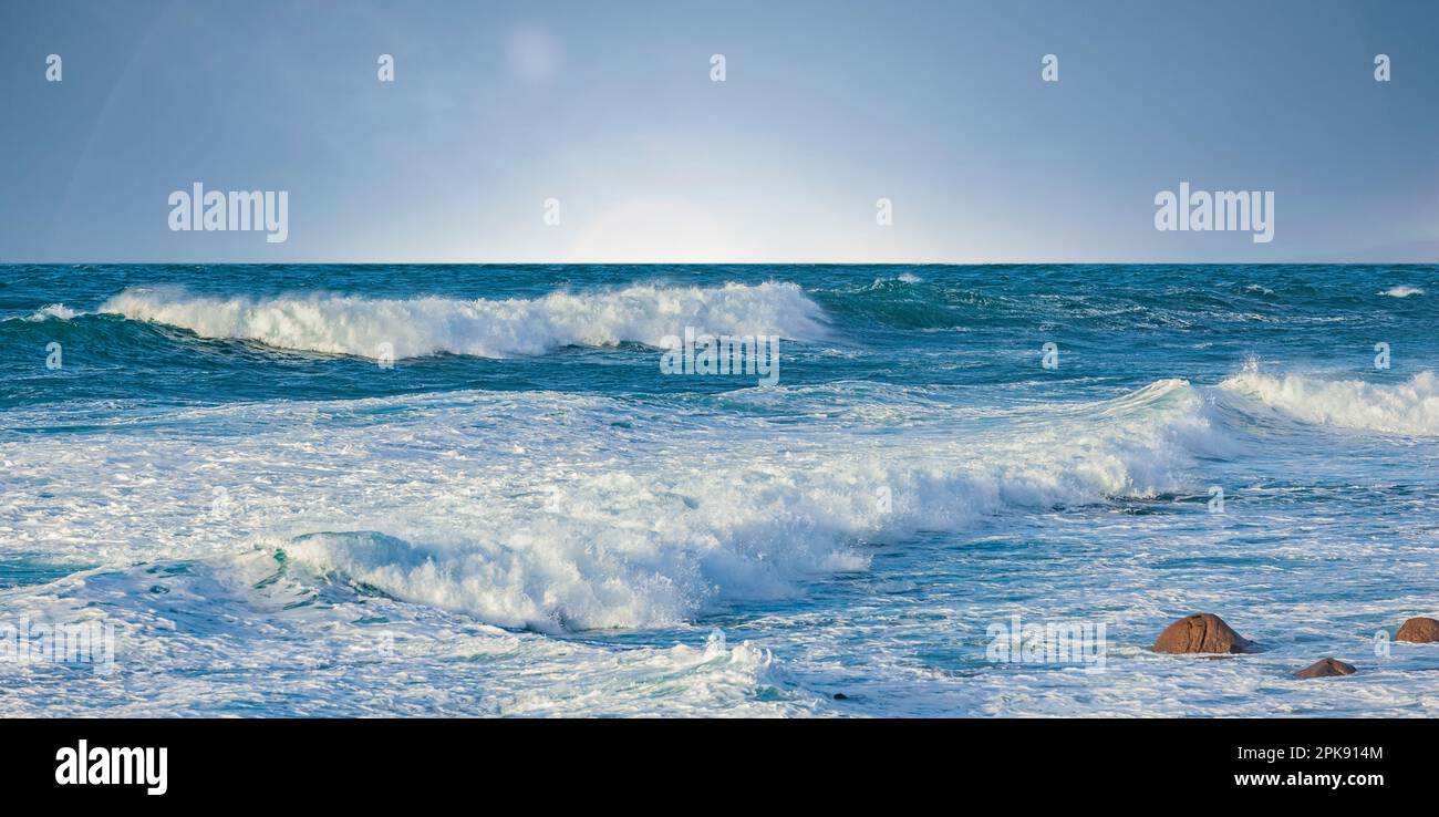 Weiße Brandung an der Küste Stockfoto