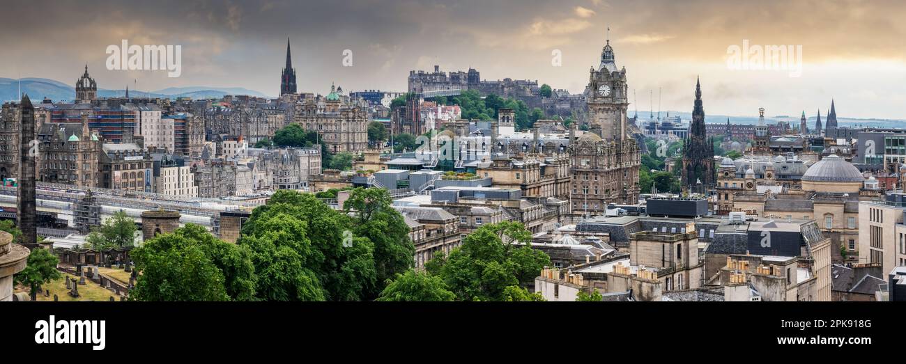 Skyline von Edinburgh und Schloss bei Sonnenuntergang, Panoramablick von Calton Hill, Schottland Stockfoto