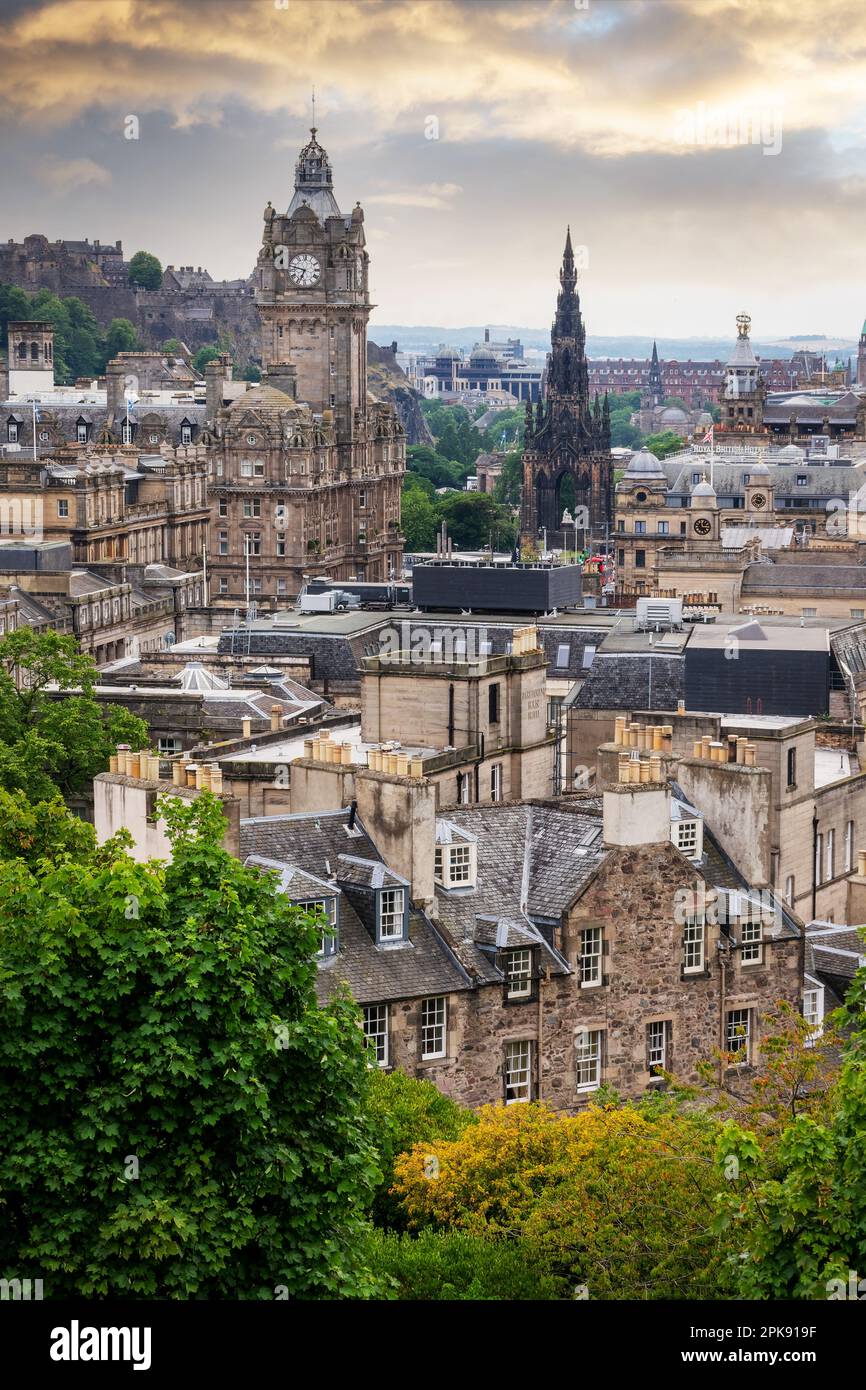 Skyline von Edinburgh und Schloss bei Sonnenuntergang, Blick von Calton Hill, Schottland Stockfoto