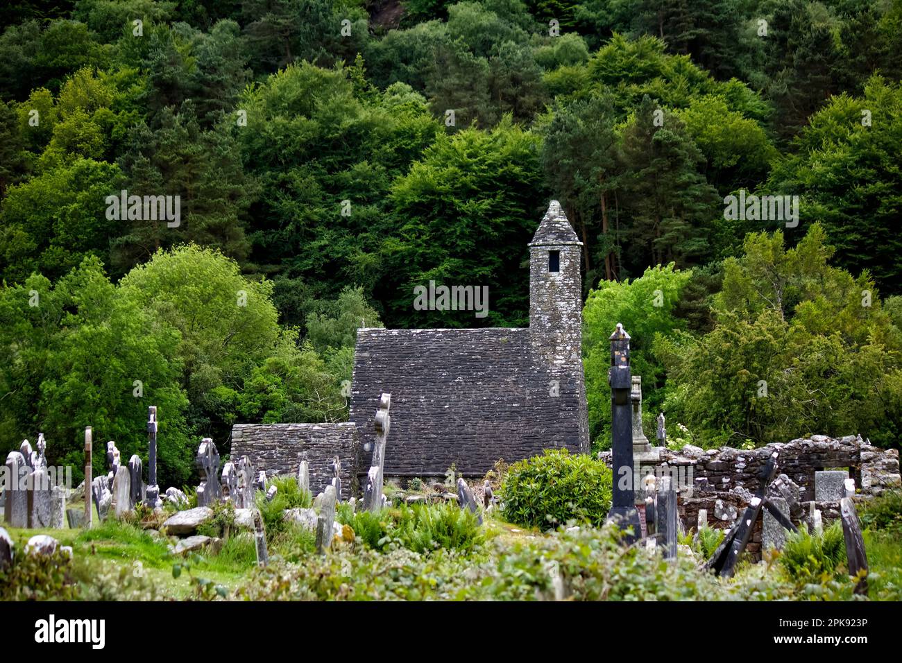 Mittelalterliches Kloster Glendalough im Wicklow-Gebirge Stockfoto