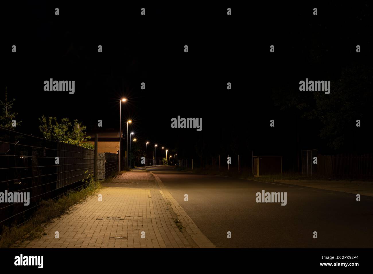 Nachts auf der Straße in Luckenwalde, ohne Autos und ohne Menschen Stockfoto
