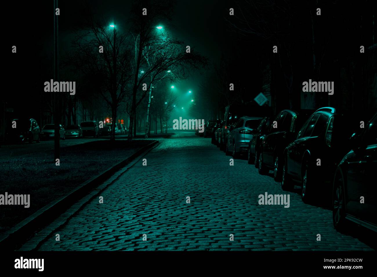 Nachts auf der Straße, kinematographische Optik mit etwas Nebel Stockfoto
