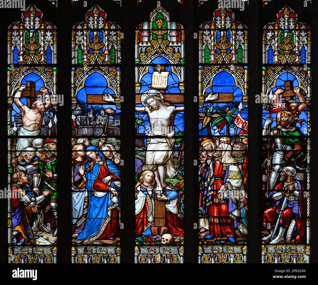 St. Nicholas Cathedral Church, Newcastle upon Tyne, Tyne and Wear, England, Großbritannien. Buntglasfenster: Kreuzigung Stockfoto