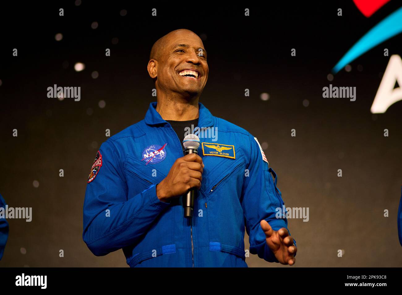 Der amerikanische Astronaut Artemis II, Crewmitglied Victor Glover, lächelt, während er am 3. April 2023 in Houston, USA, eine Rede hält. Stockfoto
