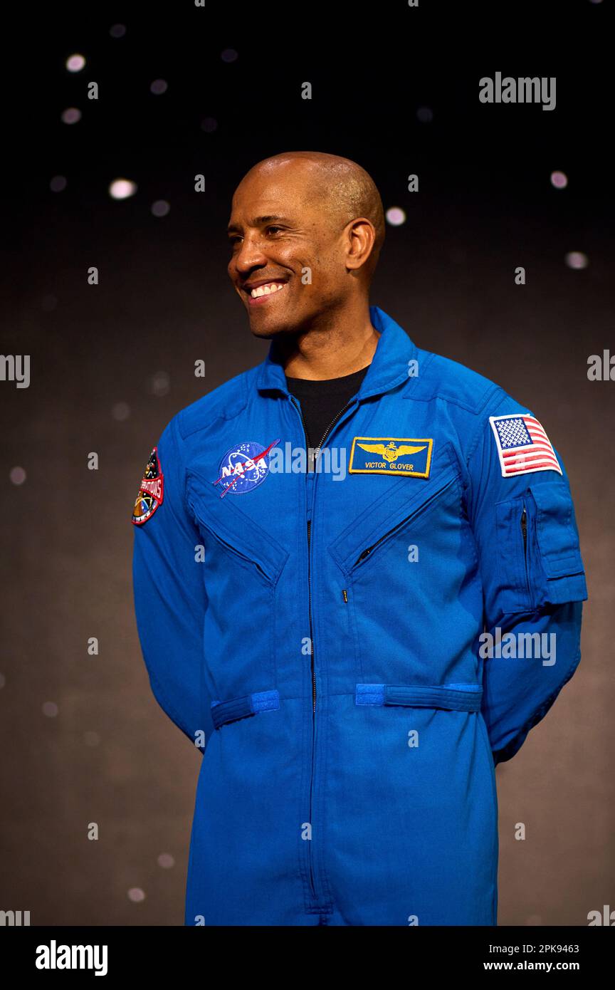 Der amerikanische Astronaut Artemis II, Crewmitglied Victor Glover, lächelt während der Ankündigungszeremonie in Houston, USA, 3. April 2023. Stockfoto