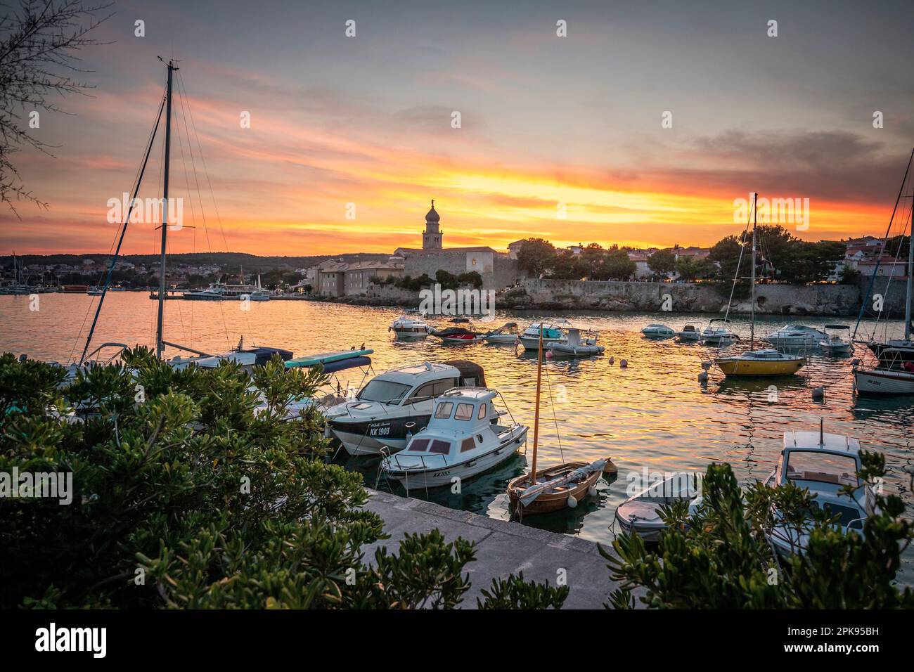 Sonnenuntergang über dem Hafen und der Altstadt von Krk auf der Urlaubsinsel Krk in Kroatien am Mittelmeer Stockfoto