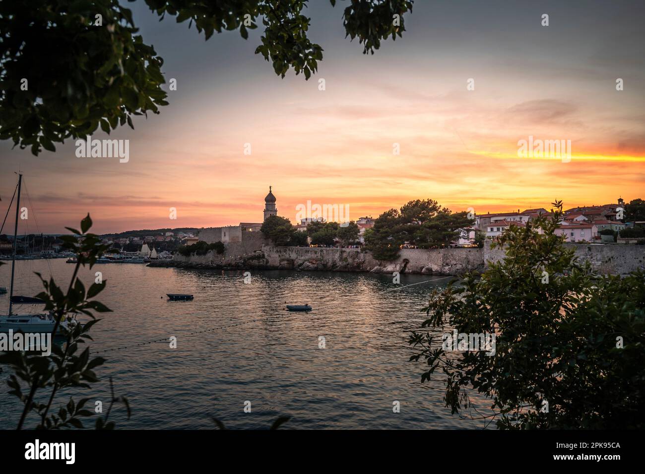 Sonnenuntergang über dem Hafen und der Altstadt von Krk auf der Urlaubsinsel Krk in Kroatien am Mittelmeer Stockfoto