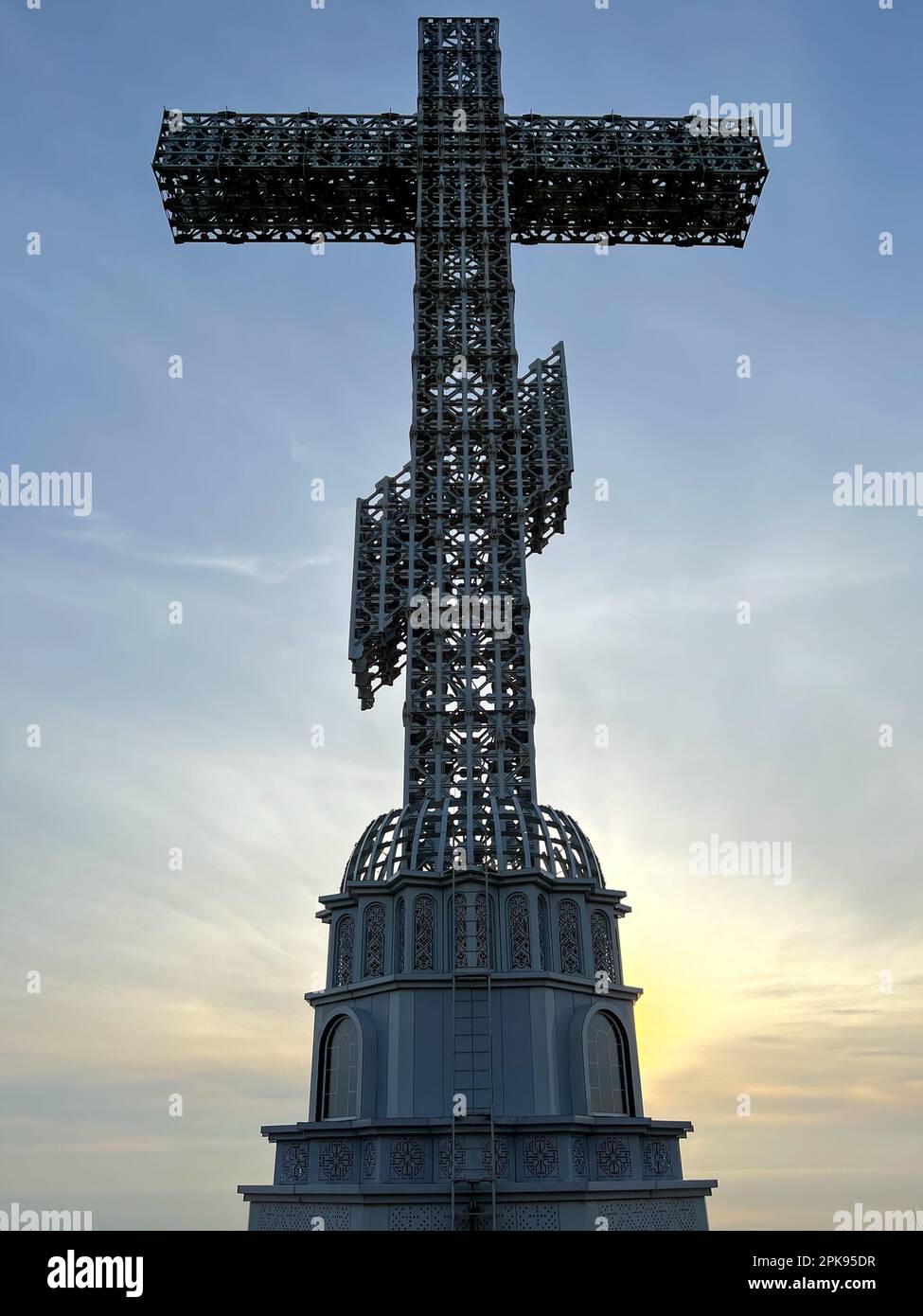 Gelendzhik, Krasnodar Region, Russland, orthodoxe Gottesverehrung Kreuzung auf dem Hügel der kaukasischen Berge mit Kapelle im Fundament. Tagsüber im Winter. Stockfoto