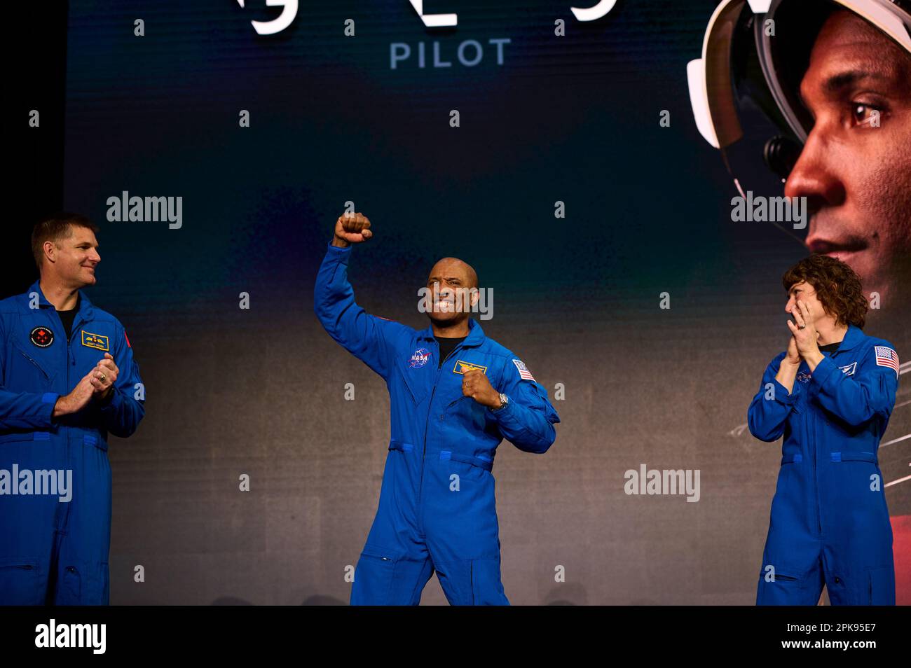 Der amerikanische Astronaut Artemis II Crew Member, Victor Glover, feiert mit einer Faustpumpe während der Zeremonie der Crew in Houston, USA, am 3. April Stockfoto