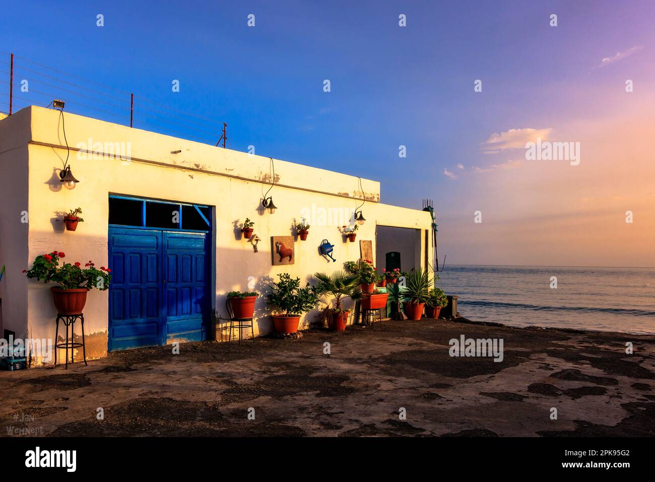 Schönes kleines Restaurant direkt am Meer am Place Tarajalejo auf Fuerteventura Stockfoto