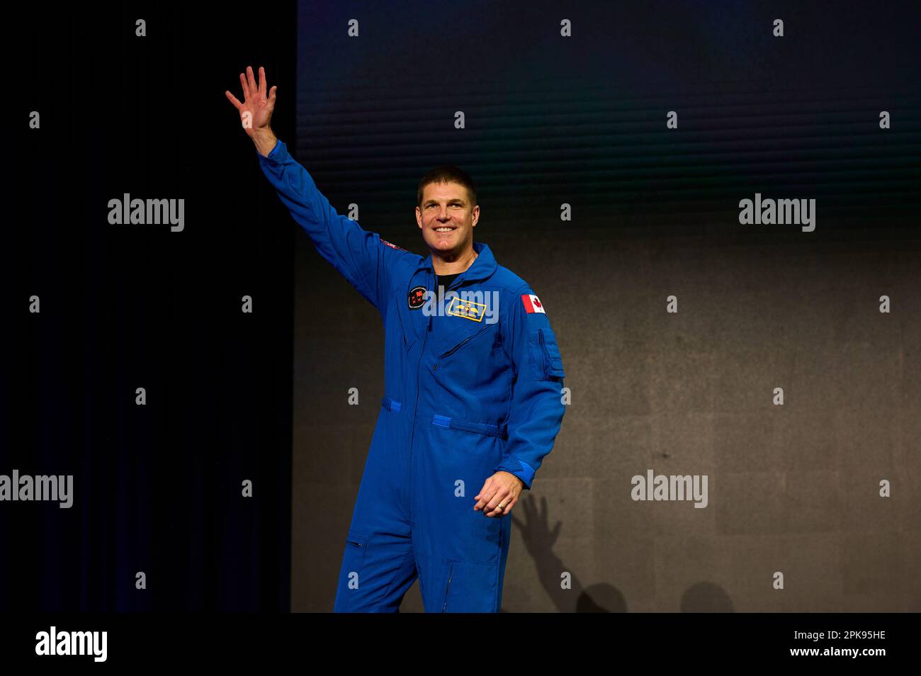 Der kanadische Astronaut Artemis II, Crewmitglied Jeremy Hansen, winkt während der Zeremonie der Besatzung in Houston, USA, am 3. April 2023. Stockfoto