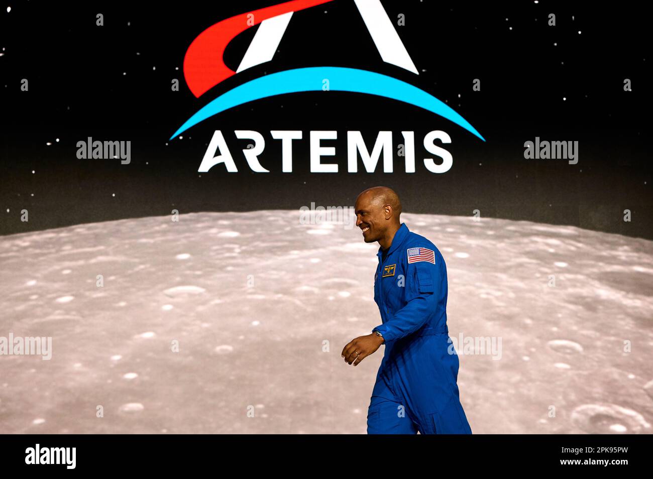 Der amerikanische Astronaut Artemis II, Crewmitglied Victor Glover, betritt die Bühne während der Zeremonie der Besatzung in Houston, USA, am 3. April 2023 Stockfoto