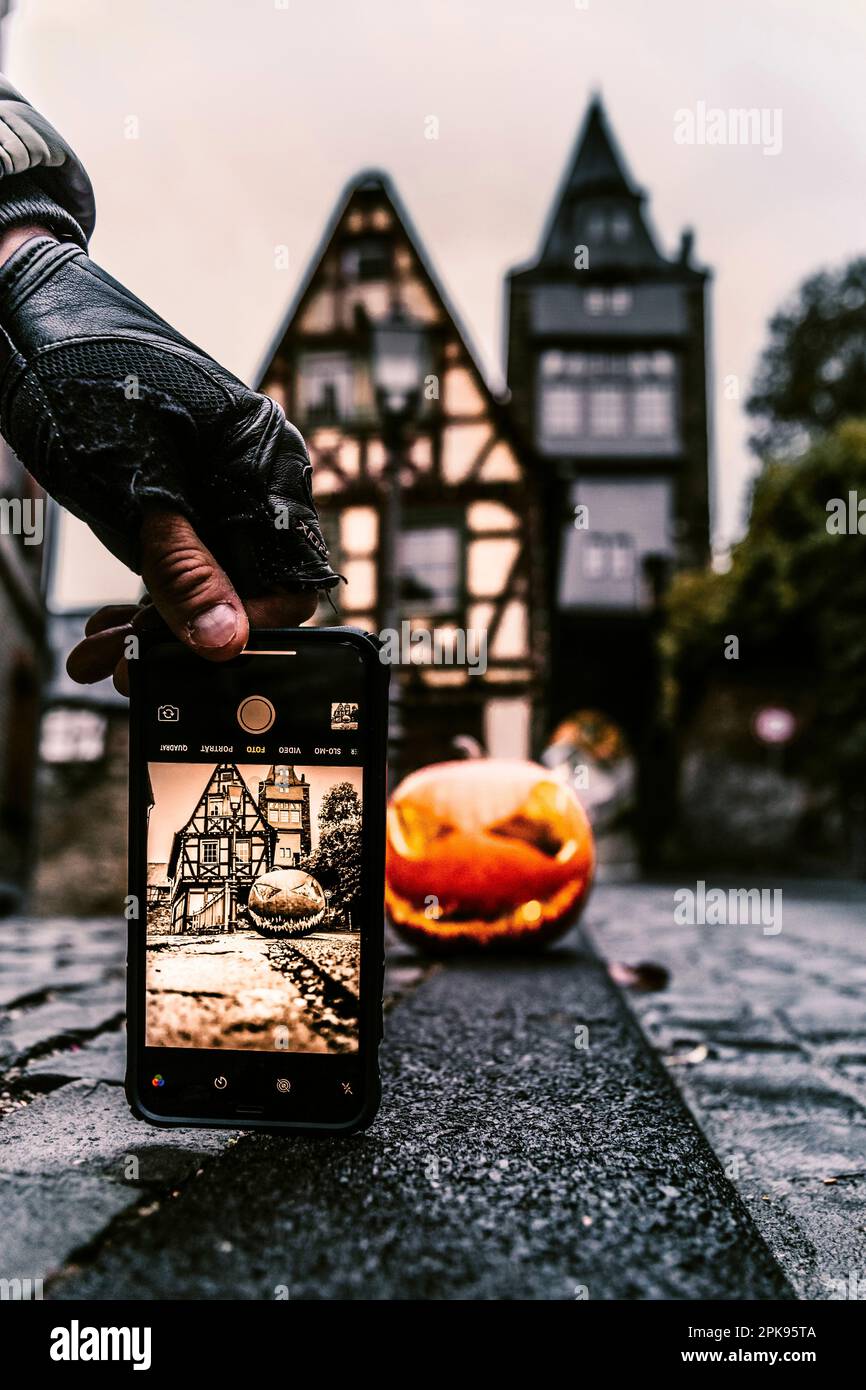 Kürbis vor einem Fachwerkhaus Halloween Stockfoto