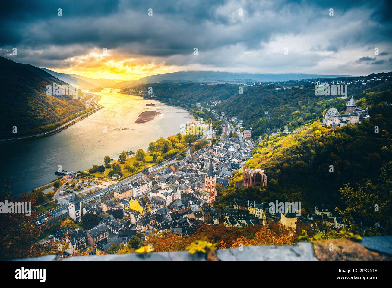 Blick über das Dorf Bacharach in den Sonnenaufgang und über den Rhein, Deutschland Stockfoto