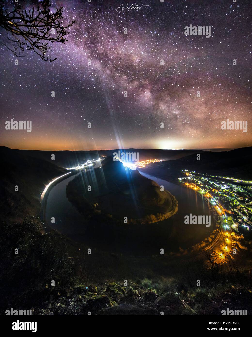 Milchstraße über der Mosel und die Moselschleife über Bremm. Der Sternenhimmel in Deutschland Stockfoto