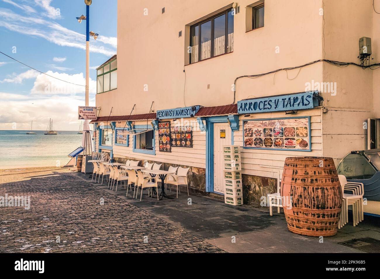 Wunderschöne typische weiße Häuser am Meer, Corralejo Hafen am Morgen, Las Palmas Provinz, Fuerteventura, Kanarische Inseln, Spanien Stockfoto