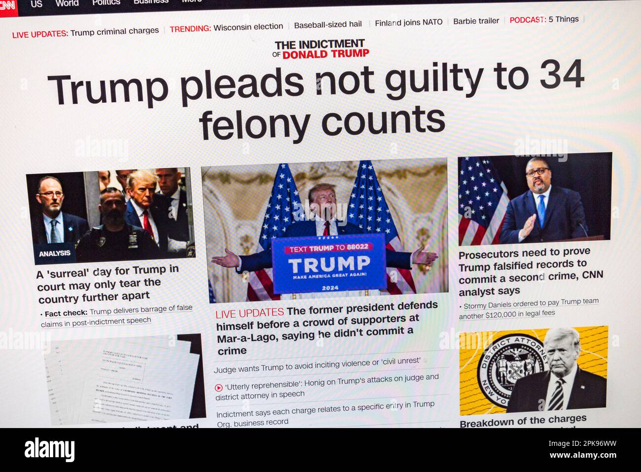 Trump plädiert auf nicht schuldig... Headline auf der CNN-Website nach der Anklageerhebung von FM President Donald Trump am 5. April 2023. Stockfoto