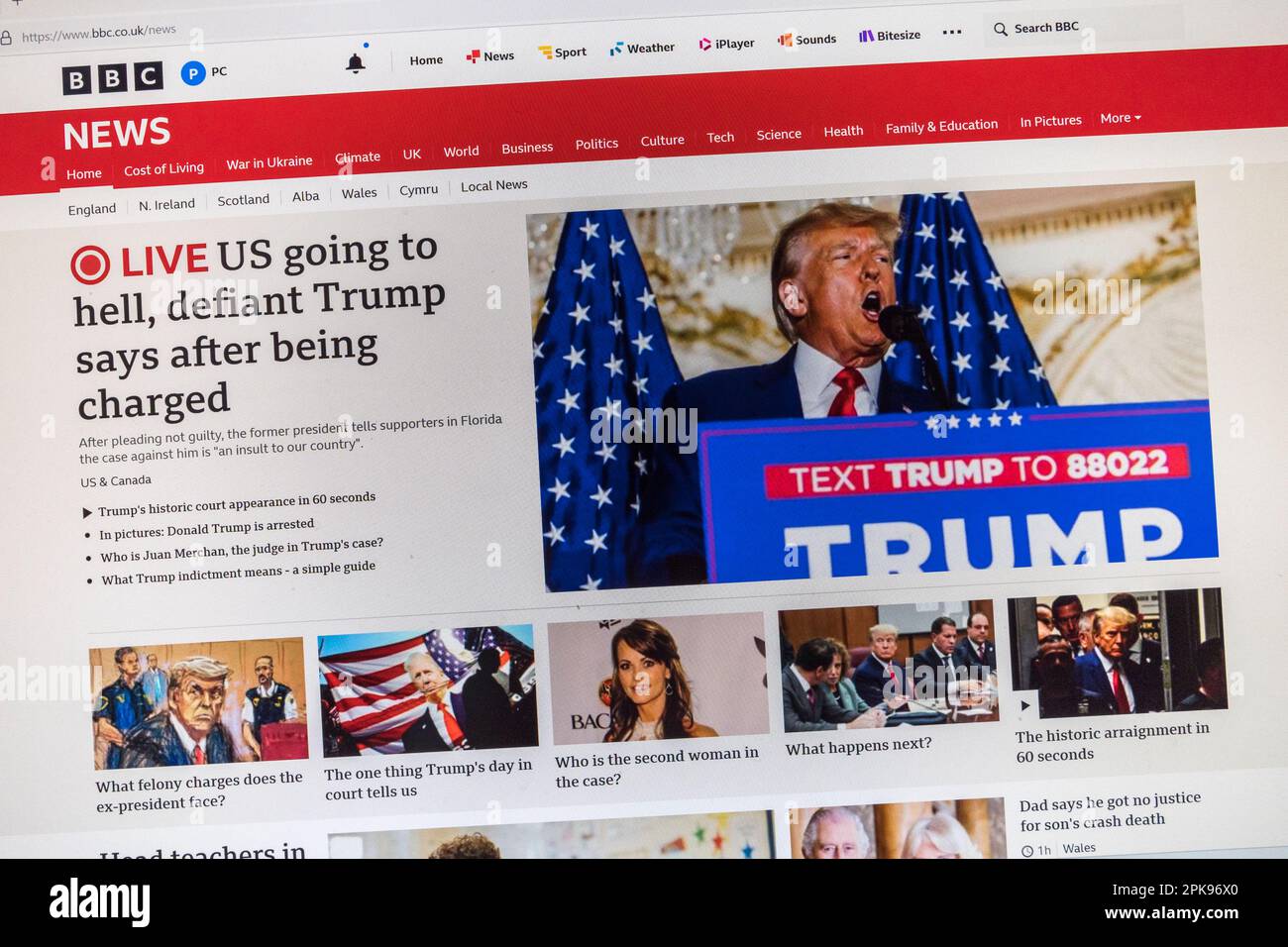 WIR fahren in die Hölle... Schlagzeile auf der BBC News Website nach der Anklageerhebung von FM President Donald Trump am 5. April 2023. Stockfoto