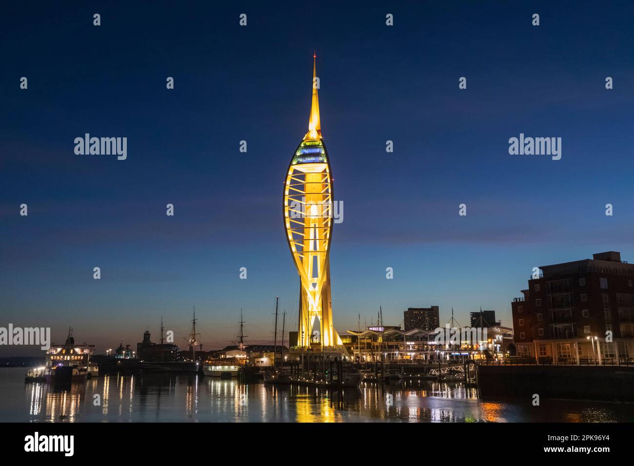 England, Hampshire, Portsmouth, Portsmouth Harbour, Spinnaker Tower bei Nacht Stockfoto