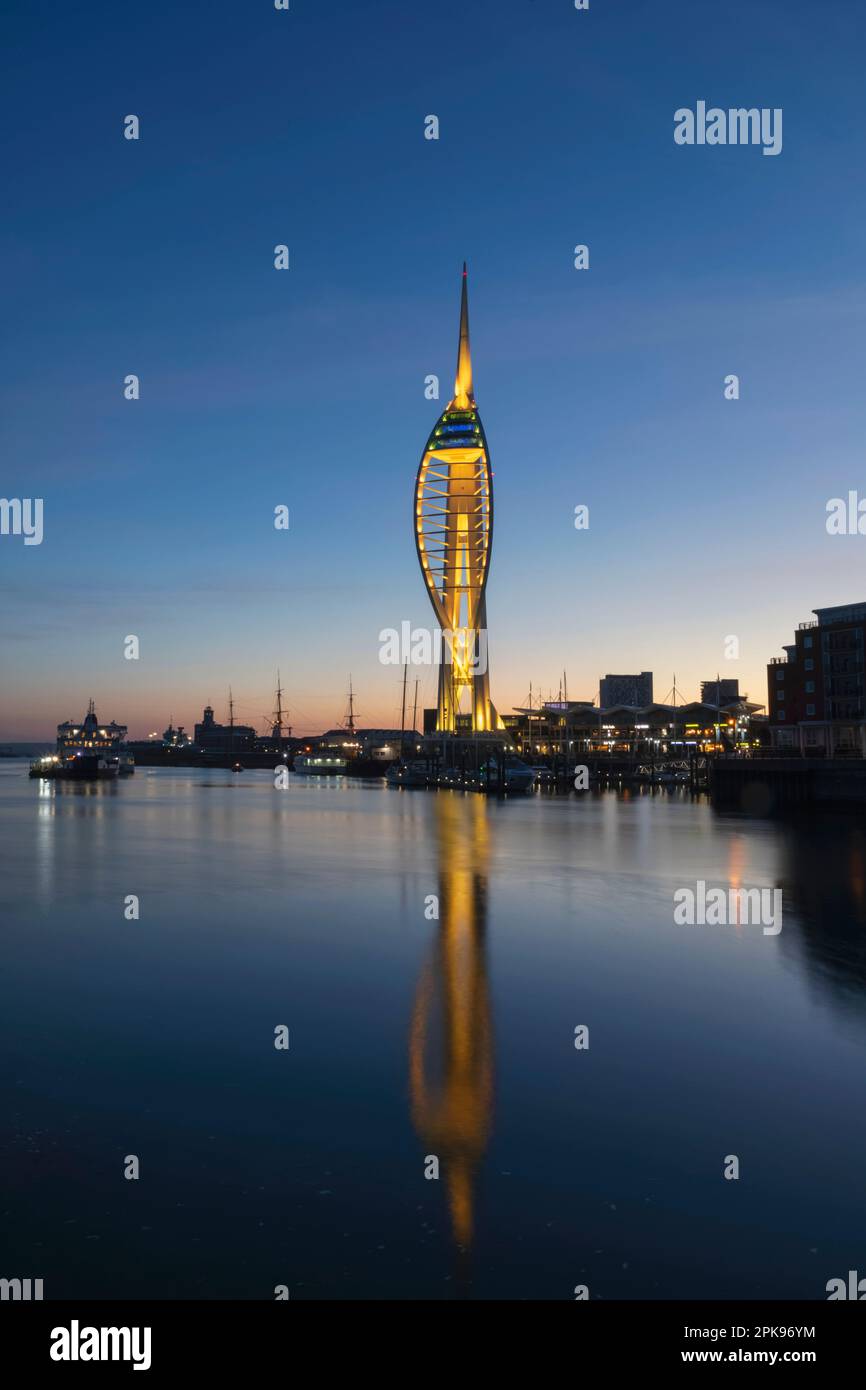 England, Hampshire, Portsmouth, Portsmouth Harbour, Spinnaker Tower bei Nacht Stockfoto