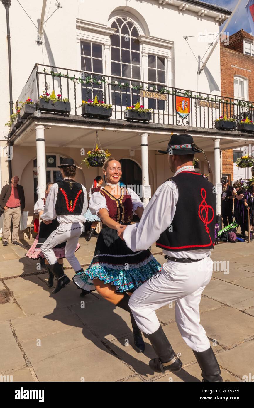 England, Kent, Tenterden, Tenterden Annual Folk Festival, slowenische Volkstänzer in Nationalkostüm Stockfoto