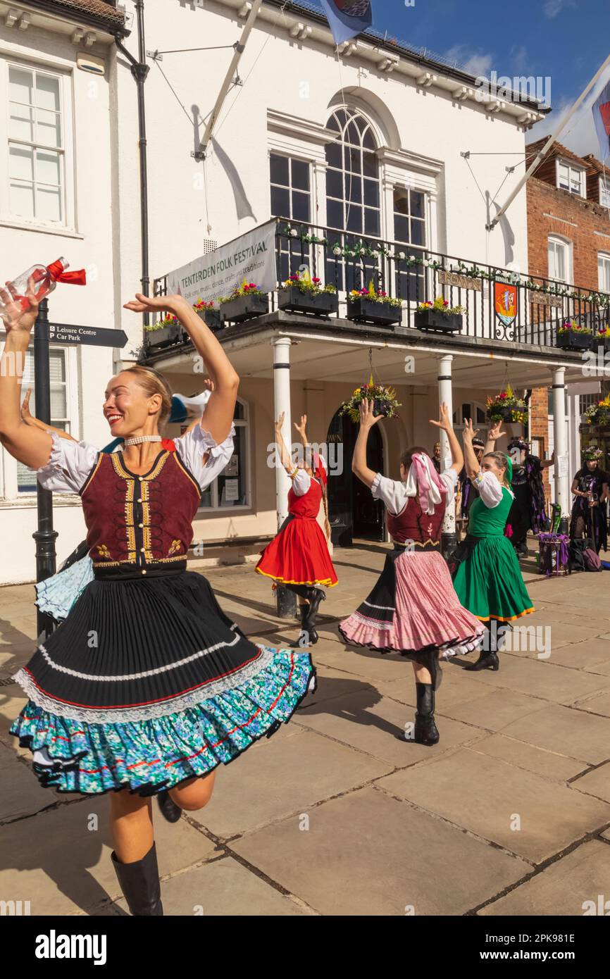 England, Kent, Tenterden, Tenterden Annual Folk Festival, slowenische Volkstänzer in Nationalkostüm Stockfoto