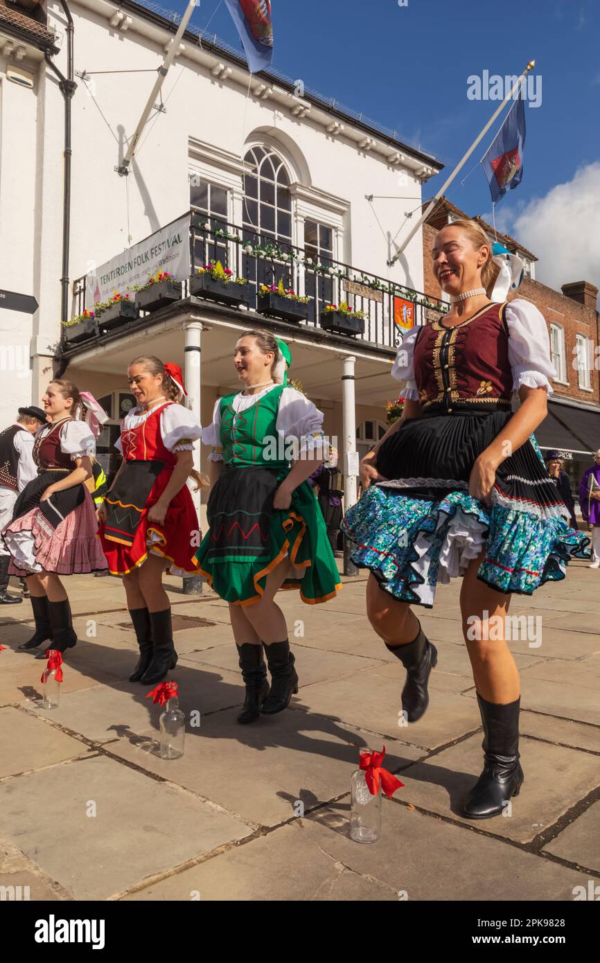 England, Kent, Tenterden, Tenterden Annual Folk Festival, slowenische Volkstänzer in Nationalkostüm Stockfoto