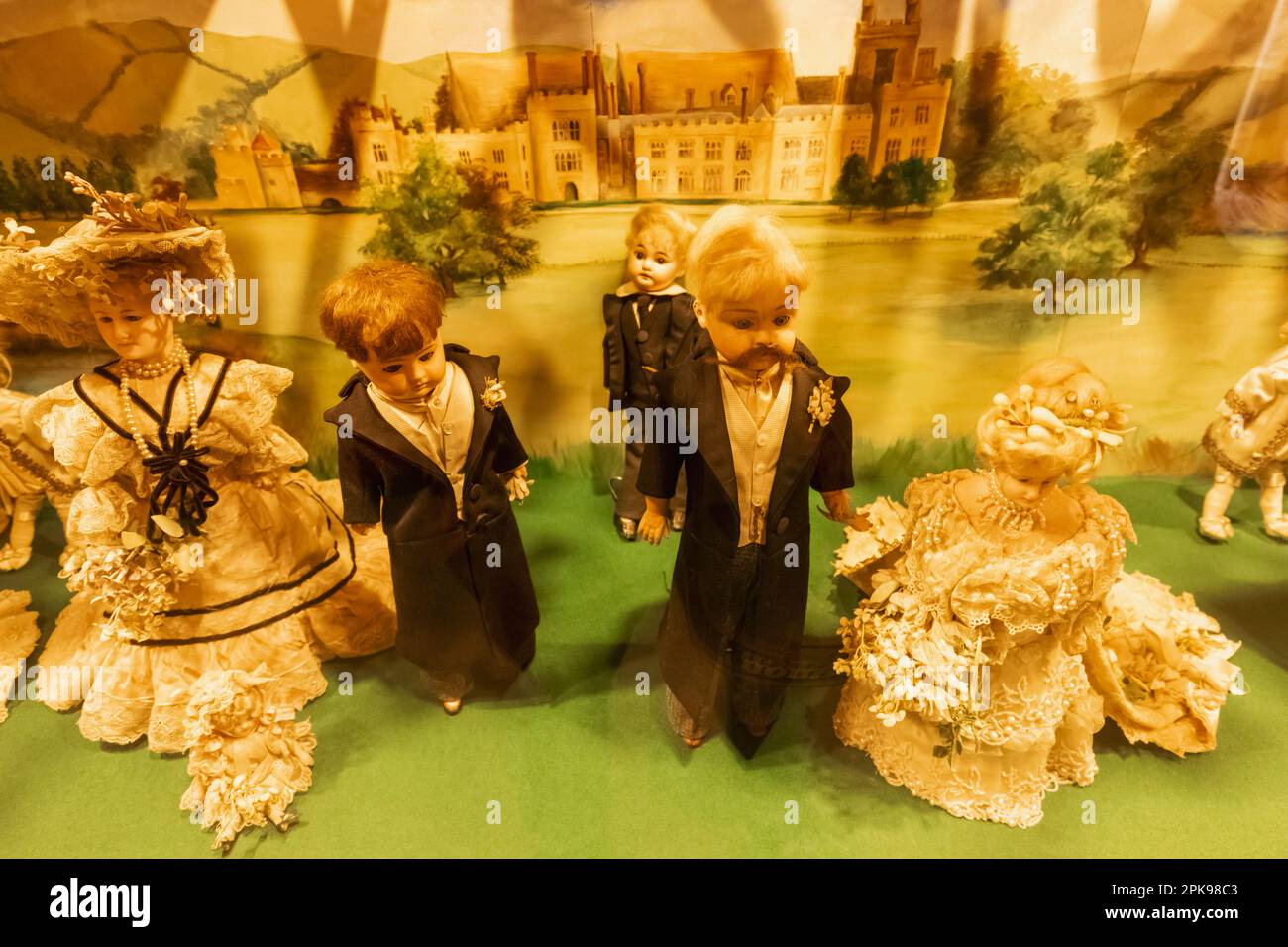 England, Kent, Penshurst, Penshurst Place and Gardens, das Spielzeugmuseum, Ausstellung von Vintage Dolls mit einer edwardianischen Hochzeitsgruppe Stockfoto