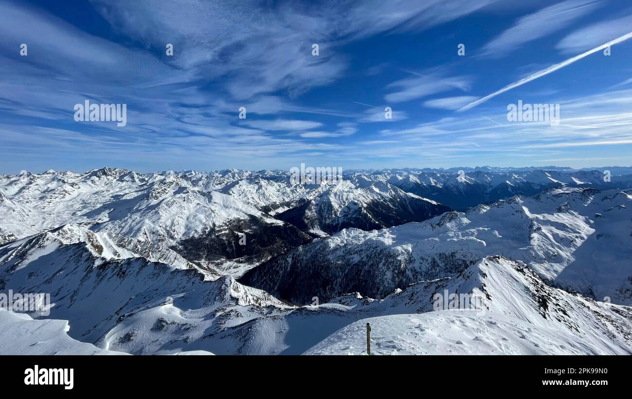 Blick vom Hinteren Wurmkogel im Skigebiet Hochgurgl-Obergurgl im hinteren Ötztal, alpines Panorama, Sonne, Berge, unzählige Gipfel, Natur, Aktivität, Ötztal, Sölden, Hochgurgl, Tirol, Österreich Stockfoto
