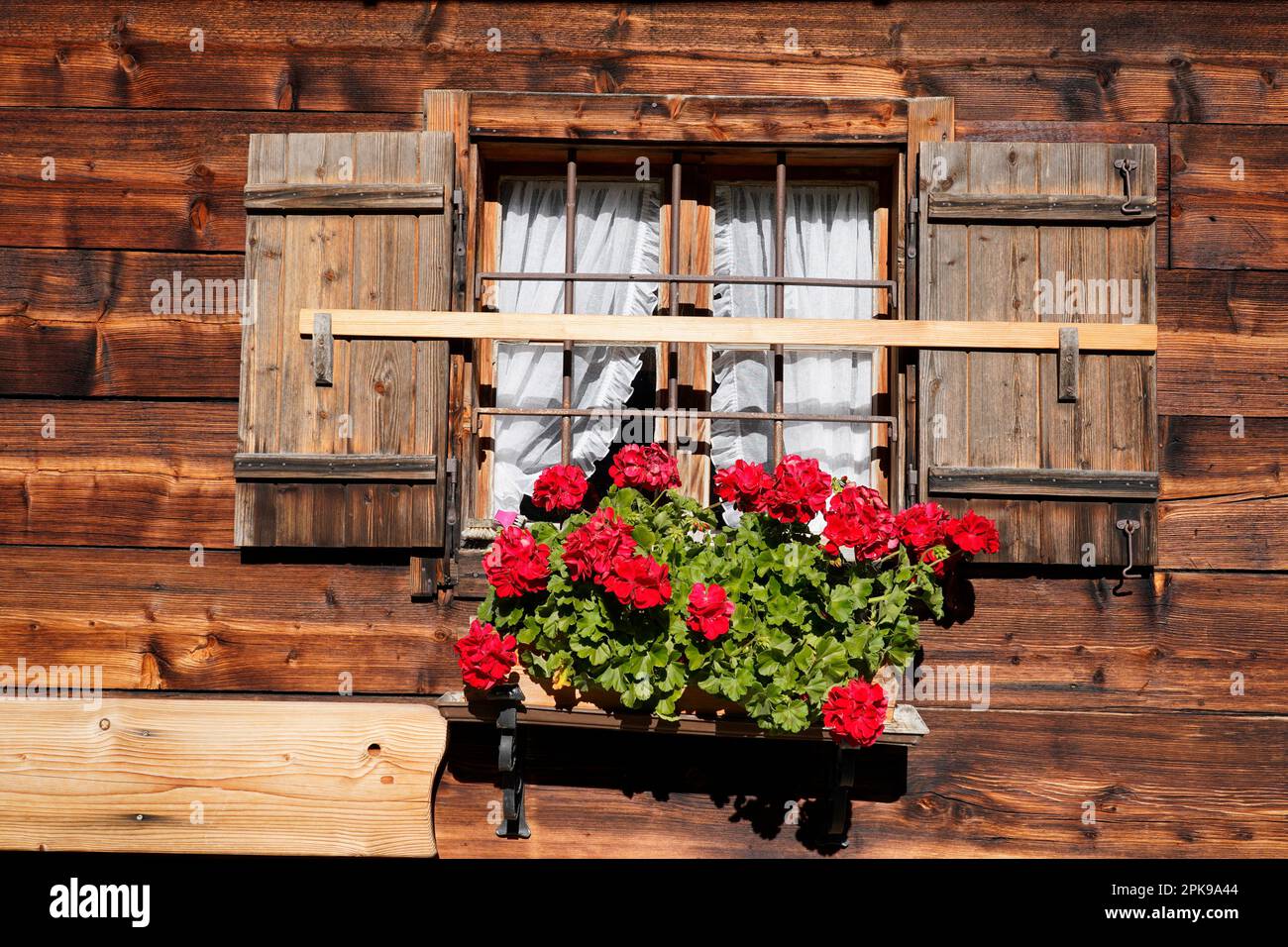 Österreich, Provinz Salzburg, Naturpark Weißbach, Hirschbichl, Litzlalm, Berghütte, Holzkonstruktion, Fenster mit Fensterläden, Blumenkasten Stockfoto