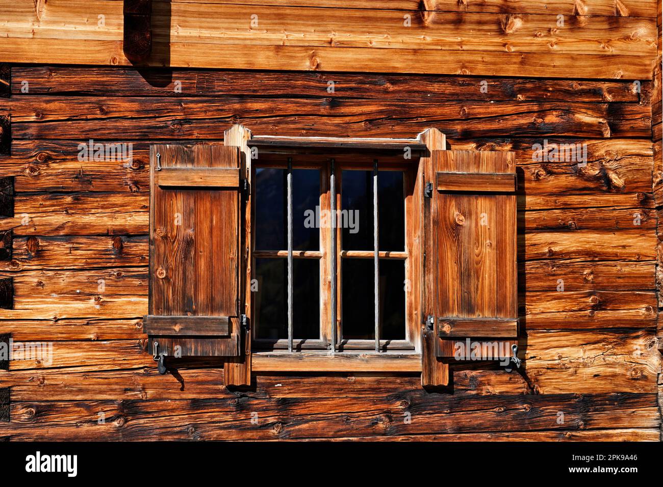 Österreich, Provinz Salzburg, Pinzgau, Naturpark Weißbach, Hirschbichl, Litzlalm, Alpenhütte, Holzkonstruktion, Fenster mit Fensterläden Stockfoto
