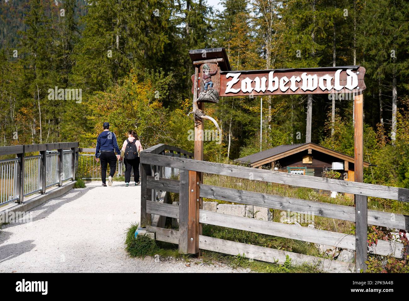 Deutschland, Bayern, Oberbayern, Berchtesgaden, Ramsau, Nationalpark, Hintersee, Eingang zum Zauberwald, Wegweiser Stockfoto