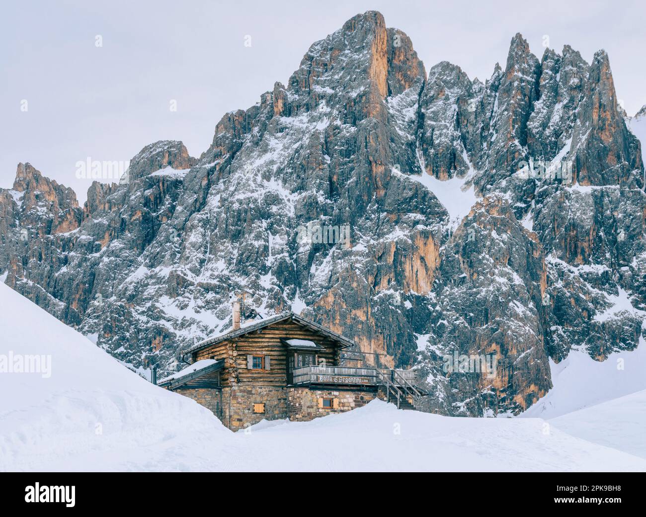 Italien, Trentino, Provinz Trento, Primiero San Martino di Castrozza, Winterblick auf Baita Segantini und Pale di San Martino, Dolomiten Stockfoto