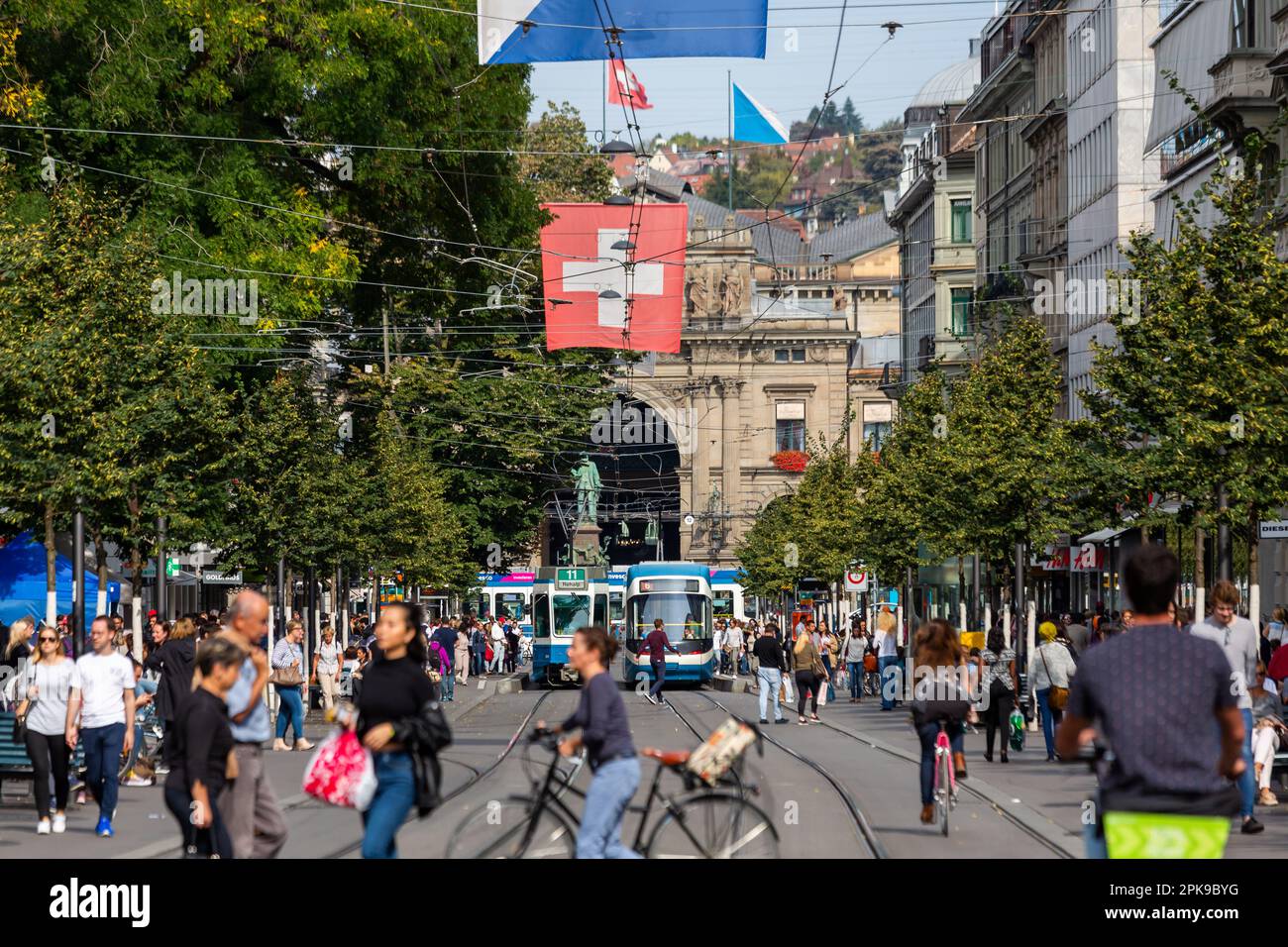 01.10.2016, Schweiz, Kanton Zürich, Zürich - Blick in Richtung Bahnhofsplatz mit dem Eingangsportal des Züricher Hauptbahnhofs. 00A161001D088 Stockfoto