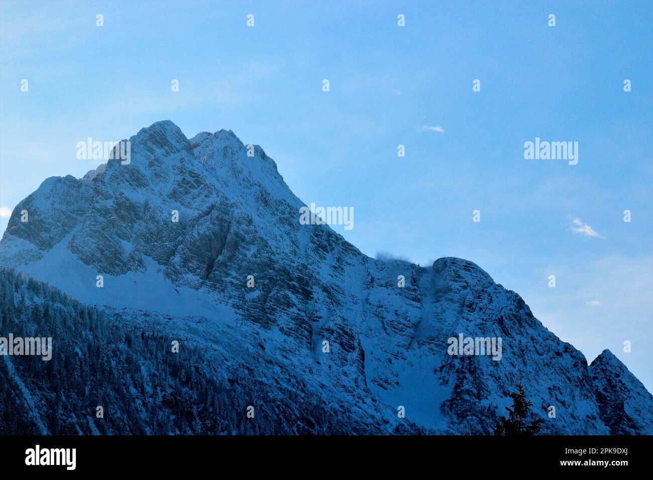 Wettersteingebirge bei Sonnenuntergang, ein Hubschrauber der Bundeswehr landet am Gamsanger, Winterwanderung in der Nähe von Mittenwald, Europa, Ge Stockfoto
