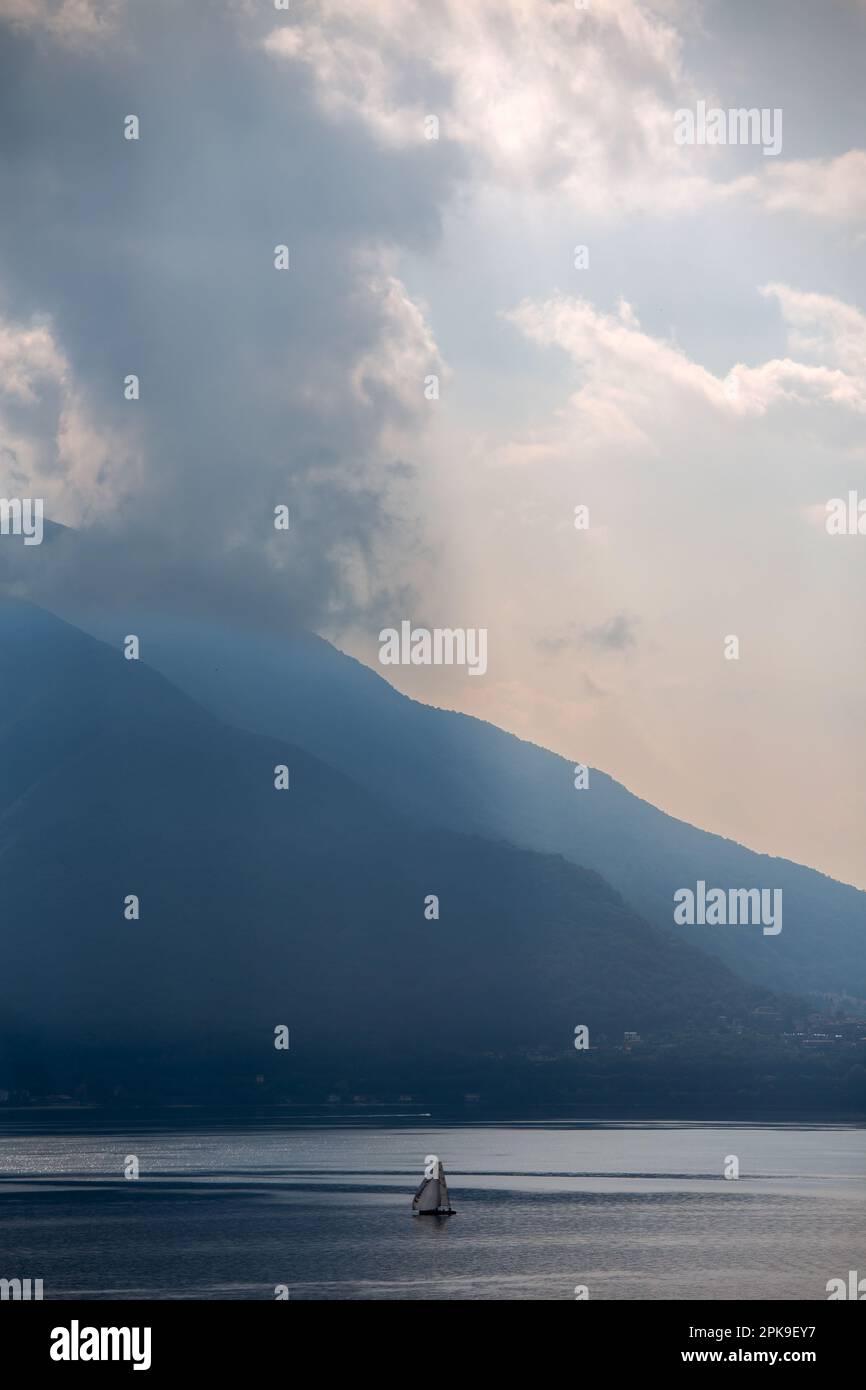 02.10.2016, Schweiz, Kanton Tessin, Ascona - Wolken und Licht am Lago Maggiore. 00A161002D260CAROEX.JPG [MODELLVERSION: NICHT ZUTREFFEND, EIGENSCHAFT R Stockfoto