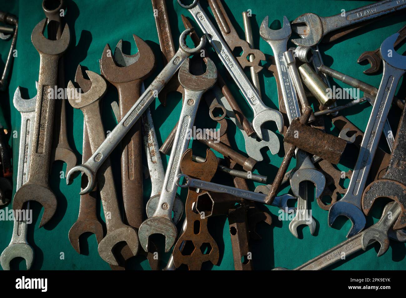 Alte Werkzeuge und die Schlüssel zum Flohmarkt Stockfoto