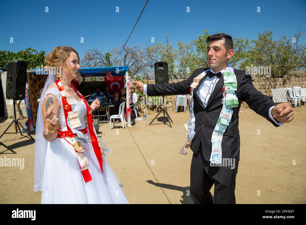 03.09.2017, Türkei, Aksaray, Boghazkeui - Polnisch-türkisches Brautpaar, das auf einer traditionellen Hochzeit im Dorf in Anatolien tanzt, ist das Paar dekoriert Stockfoto