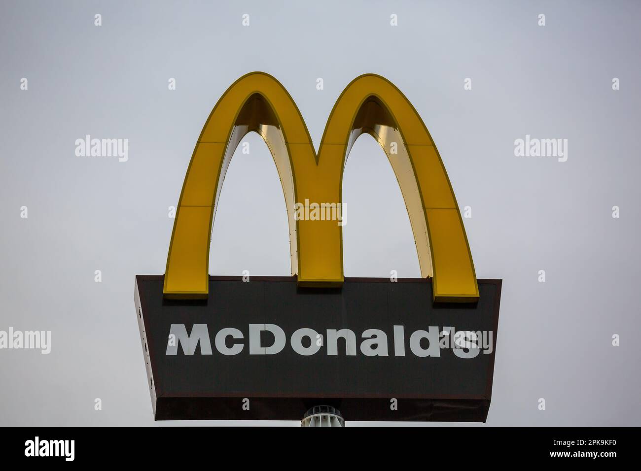 14.10.2017, Polen, Wielkopolska, Polizei Mostowe - McDonalds Schild. 00A171014D001CAROEX.JPG [MODELLVERSION: NICHT ZUTREFFEND, EIGENSCHAFTENVERSION: NR. (C) C Stockfoto