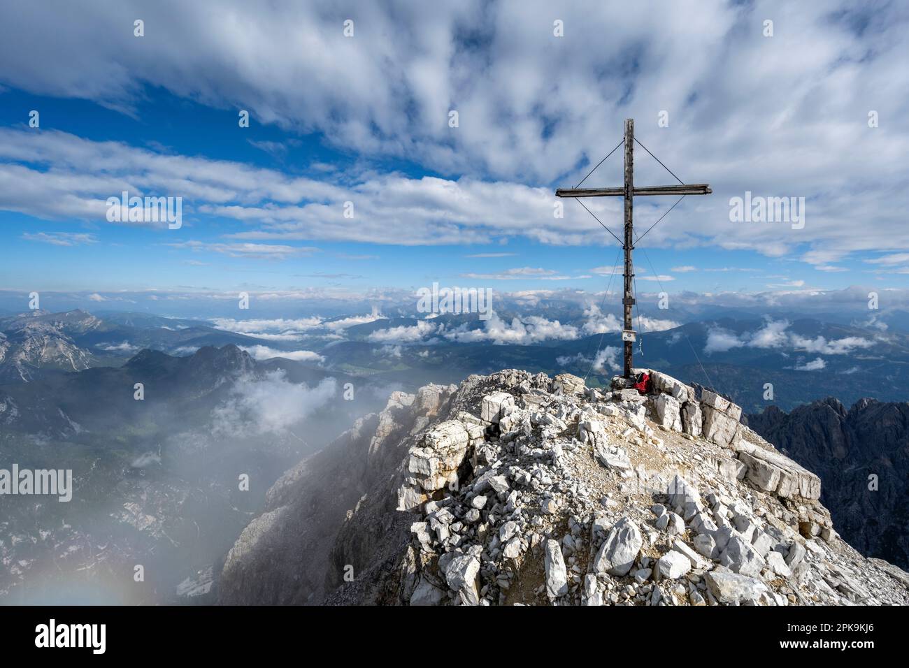 Dobbiaco, Provinz Bozen, Dolomiten, Südtirol, Italien. Der Gipfel überquert die Birkenkofel Stockfoto