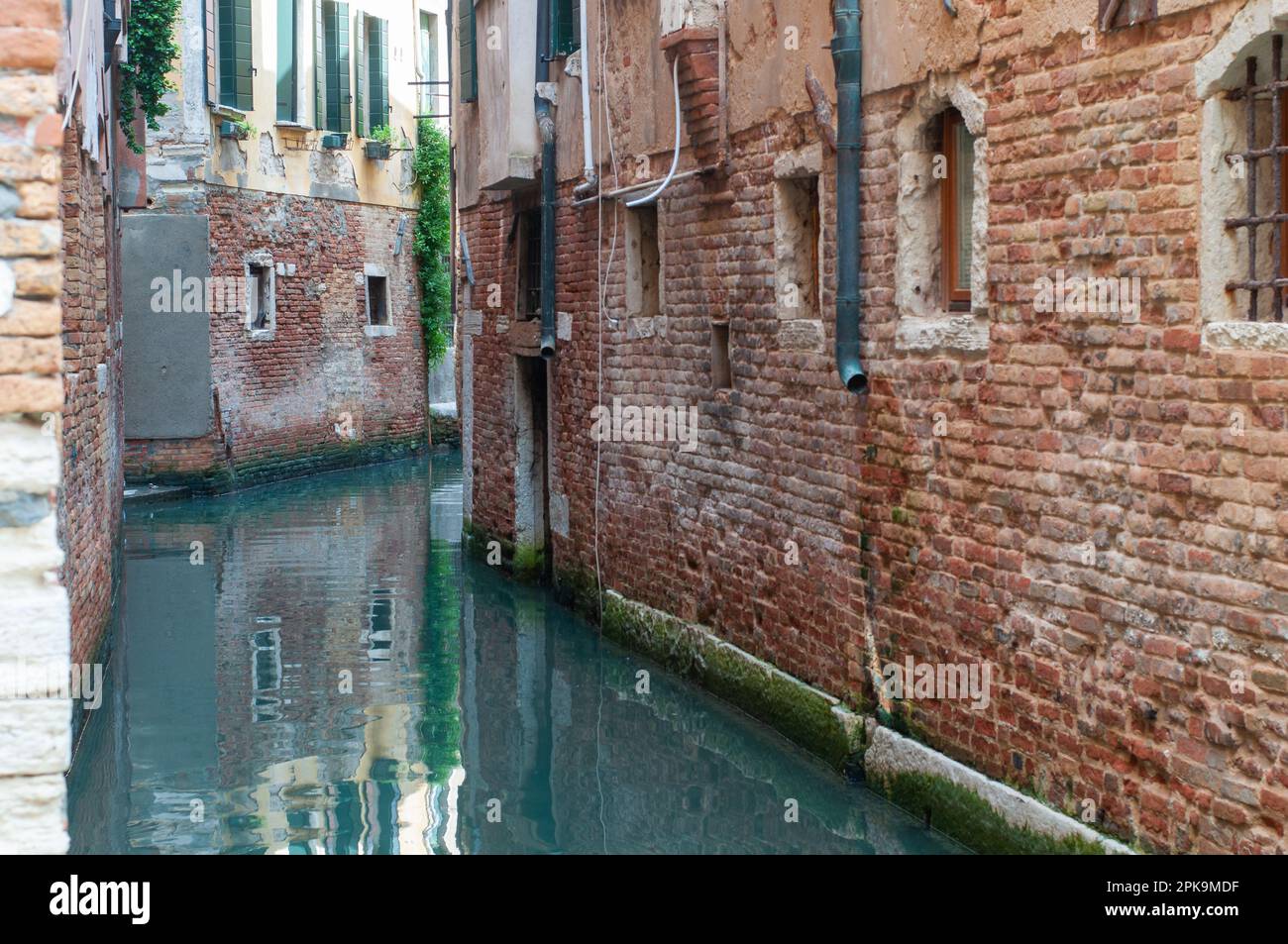 Schmaler Kanal und architektonische Fassaden, Venedig, Italien Stockfoto