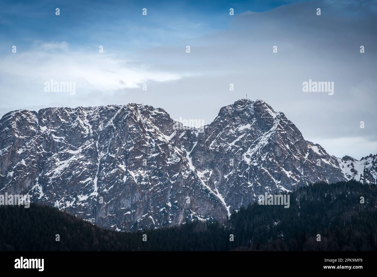 Wunderschöne Aussicht auf das Bergmassiv. Mount Giewont ist der beliebteste Gipfel in der polnischen Tatra. Stockfoto