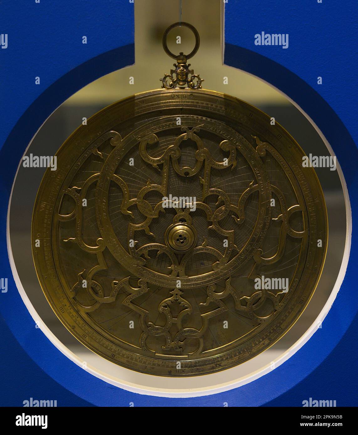 Planisphärisches Astrolabium. Astronomisches Instrument französischer Herkunft, hergestellt von Nicol Patenal. Vom 1616. Schifffahrtsmuseum. Lissabon, Portugal. Stockfoto