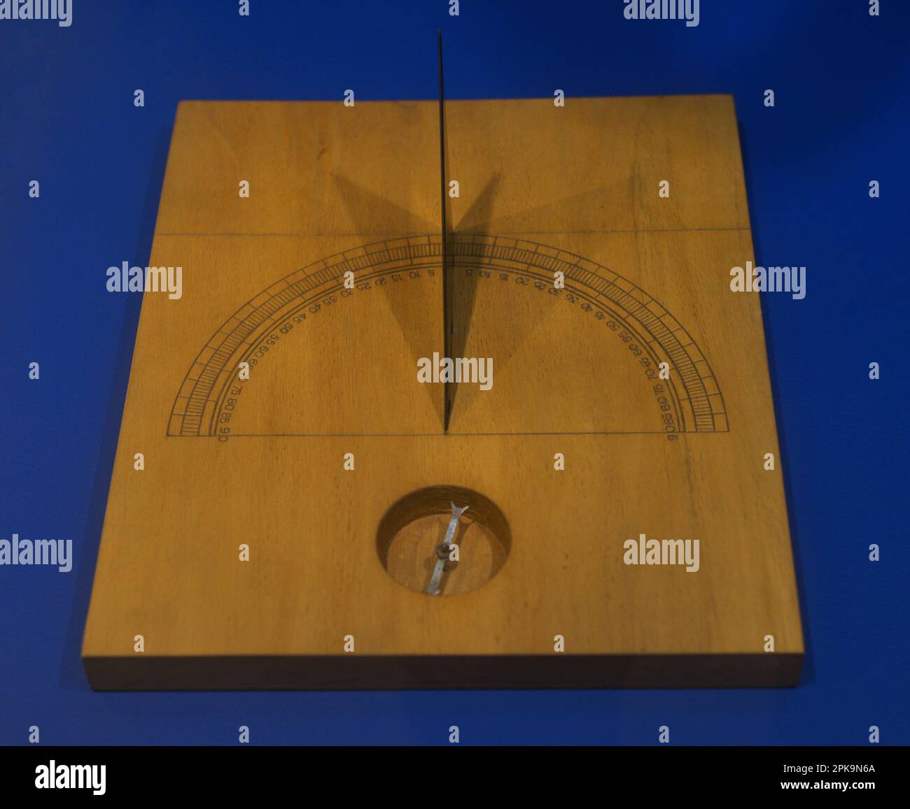 Schatteninstrument (künstliche Nachbildung). Erfunden von Pedro Nunes (1502-1578) zur Messung der Höhe der Sonne, zur Bestimmung des Breitengrads. Er ist praktisch ausgerichtet und zeigt die Höhe durch den Schatten der Hypotonie des Dreiecks über der abgestuften Skala an. 16. Jahrhundert. Schifffahrtsmuseum. Lissabon, Portugal. Stockfoto